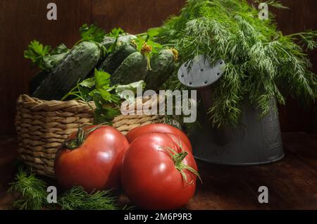 Légumes frais sur fond de bois sombre dans un style rustique Banque D'Images