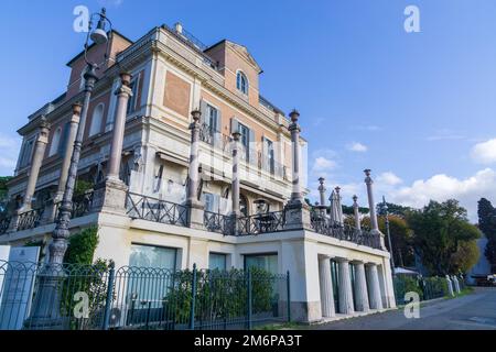 Casina Valadier dans le parc public de la colline Pincienne, les jardins de la Villa Borghèse, Rome, Italie Banque D'Images