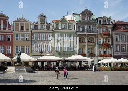 Rangée de maisons multicolores à Poznan Banque D'Images