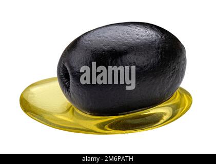 Une olive noire avec tache d'huile d'olive isolée sur fond blanc Banque D'Images