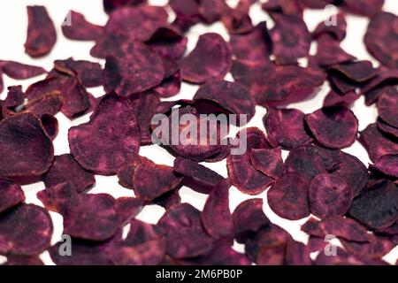 Patates douces séchées au violet sur fond blanc Banque D'Images