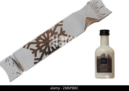 Bouteille miniature de vodka, chocolat et crème à la liqueur de chocolat veloutée, de l'Hotel Chocolat Premium Cracker Selection sur blanc Banque D'Images