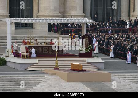 Cité du Vatican, Cité du Vatican. 05th janvier 2023. Le pape François assiste à la messe funéraire du pape émérite Benoît XVI à Saint-Jean Place Pierre le jeudi, 5 janvier 2023 dans la Cité du Vatican. Photo de Stefano Spaziani/ Credit: UPI/Alamy Live News Banque D'Images