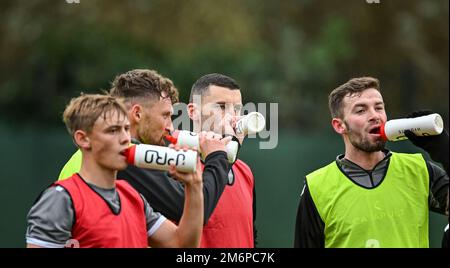 Plymouth, Royaume-Uni. 05th janvier 2023. Les joueurs de Plymouth Argyle ont pris un verre lors de la session d'entraînement de Plymouth Argyle au terrain d'entraînement de Plymouth Argyle, Plymouth, Royaume-Uni, 5th janvier 2023 (photo de Stanley Kasala/News Images) à Plymouth, Royaume-Uni, le 1/5/2023. (Photo de Stanley Kasala/News Images/Sipa USA) crédit: SIPA USA/Alay Live News Banque D'Images