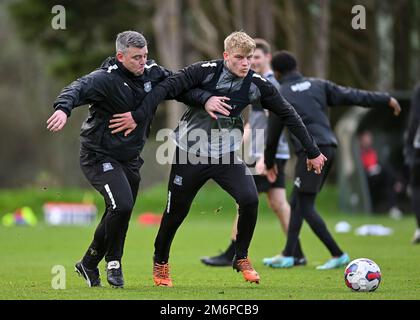 Le défenseur de Plymouth Argyle Saxon Earley (24) passe devant le directeur de Plymouth Argyle Steven Schumacher et prend une fusillade lors de la session d'entraînement de Plymouth Argyle au terrain d'entraînement de Plymouth Argyle, Plymouth, Royaume-Uni, 5th janvier 2023 (photo de Stanley Kasala/News Images) à Plymouth, Royaume-Uni, le 1/5/2023. (Photo de Stanley Kasala/News Images/Sipa USA) Banque D'Images