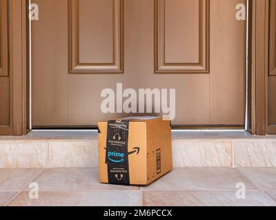 Boîte Amazon principale livrée à la porte du domicile. Amazon propose une livraison gratuite aux membres principaux. Banque D'Images