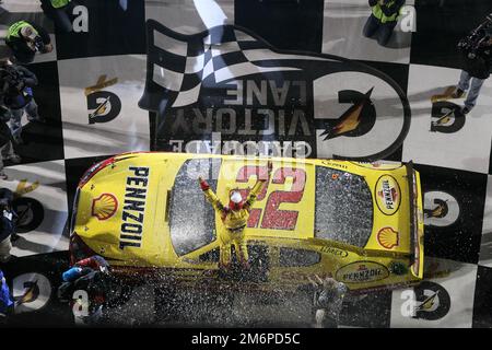 DAYTONA BEACH, FL - 12 FÉVRIER 2011 : Denny Hamlin a pris le damired, mais il est allé en dessous de la ligne jaune pour passer Ryan Newman donnant la victoire à Kurt Busch, qui a gagné son premier Shootout dans son huitième départ au Daytona International Speedway à Daytona Beach, FL. Banque D'Images