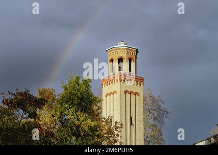 The Water Tower et Chimney dans le style d'un Campanile italien dans les jardins botaniques royaux de Kew Greater London, Angleterre Royaume-Uni Banque D'Images