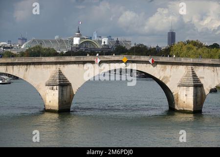 France, Paris, le Pont Royal est un pont qui traverse la Seine à Paris. C'est le troisième plus ancien pont de Paris, après le Pont neuf et le Pont Banque D'Images