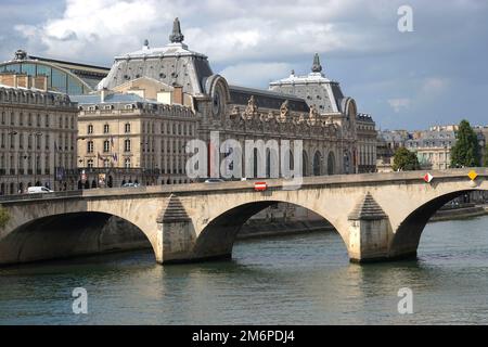 France, Paris, le Pont Royal est un pont qui traverse la Seine à Paris. C'est le troisième plus ancien pont de Paris, après le Pont neuf et le Pont Banque D'Images