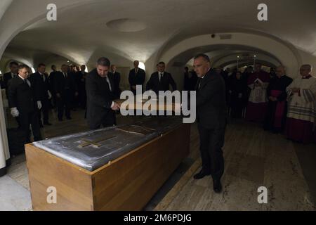 Cité du Vatican, Cité du Vatican. 05th janvier 2023. L'enterrement du Pape émérite Benoît XVI t St Place Pierre le jeudi, 5 janvier 2023 dans la Cité du Vatican. Photo par Vatican Pool/Spaziani/ Credit: UPI/Alamy Live News Banque D'Images