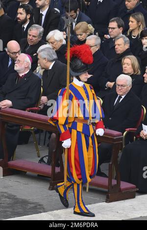 Au cours de la messe funéraire du Pape Benoît XVI sur 5 janvier 2023 à la Basilique Saint-Pierre, Cité du Vatican, Vatican. Banque D'Images