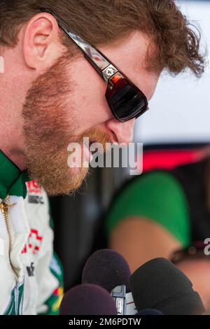 DARLINGTON, SC - 06 MAI 2011 : Dale Earnhardt, Jr. (88) pose des questions aux médias avant une séance d'entraînement pour la course Showtime Southern 500 au circuit de course Darlington à Darlington, SC. Banque D'Images