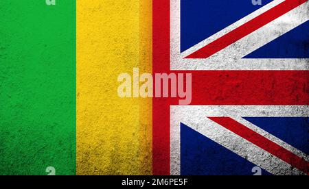 Drapeau national du Royaume-Uni (Grande-Bretagne) Union Jack avec la République du Mali drapeau national. Grunge l'arrière-plan Banque D'Images