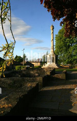 Renfrewshire Wallace Monument Elderslie, Johnstome, Écosse, Royaume-Uni. Ce monument commémoratif se trouve près d'un site qui, selon une tradition de longue date, serait le lieu de naissance de Sir William Wallace, gardien d'Écosse. Ce monument à notre héros national a été érigé à Elderslie comme une attraction touristique victorienne. Il est situé dans le lieu de naissance présumé de Wallace. La forme globale du monument est semblable à celle d'une croix de mercat; elle a été conçue par John C.T. Murray et J. Andrew Minty, et a été érigé en 1912. Banque D'Images