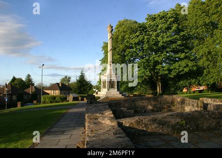 Renfrewshire Wallace Monument Elderslie, Johnstome, Écosse, Royaume-Uni. Ce monument commémoratif se trouve près d'un site qui, selon une tradition de longue date, serait le lieu de naissance de Sir William Wallace, gardien d'Écosse. Ce monument à notre héros national a été érigé à Elderslie comme une attraction touristique victorienne. Il est situé dans le lieu de naissance présumé de Wallace. La forme globale du monument est semblable à celle d'une croix de mercat; elle a été conçue par John C.T. Murray et J. Andrew Minty, et a été érigé en 1912. Banque D'Images