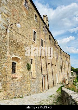 Rue toscane à Cortona avec l'extérieur du Monastero di Santa Chiara dell'ordine delle Claris Banque D'Images