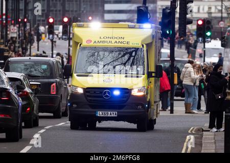 Londres ,Royaume-Uni 05/01/2023 Une ambulance de Londres traverse Westminster, Central London sur les feux bleus. Crédit : Joshua Bratt 2023. Banque D'Images