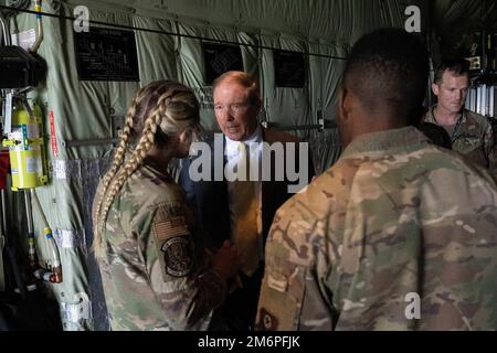 Tom Udall, États-Unis L'ambassadeur en Nouvelle-Zélande, au centre, discute des capacités du MC-130J Commando II avec deux chargés de charge de l'escadre des opérations spéciales de 353rd lors d'une visite à la base aérienne royale de Nouvelle-Zélande d'Auckland au début de l'exercice Teak Net 22, 3 mai 2022. Udall a noté comment l'interopérabilité des deux forces aériennes illustre les valeurs et les objectifs que les deux nations partagent pour la région de l'Indo-Pacifique. Banque D'Images