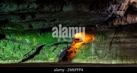 Grotte illuminée en Roumanie pestera bolii Banque D'Images