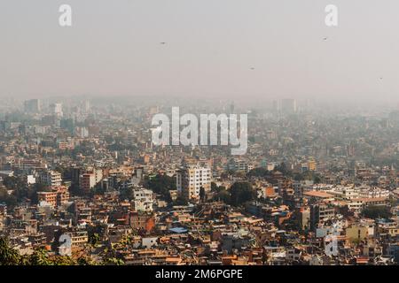 Katmandou, la capitale du Népal vu du Temple des singes Katmandou lors d'une journée de brouillard. Jour nuageux Banque D'Images