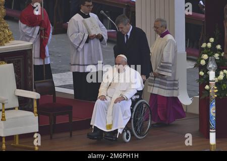 Vatican. 05th janvier 2023. Pape François lors de la messe funéraire pour le pape émérite Benoît XVI sur 5 janvier 2023 à la basilique Saint-Pierre, Vatican crédit: Groupe d'édition des médias en direct/Alamy Live News Banque D'Images