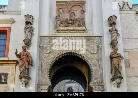 Vue panoramique sur le portail el Perdon ou la porte du pardon de la cathédrale de Séville Banque D'Images