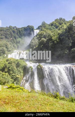 Cascade de Marmore en Ombrie, Italie.Cascade incroyable qui éclabousse la nature. Banque D'Images