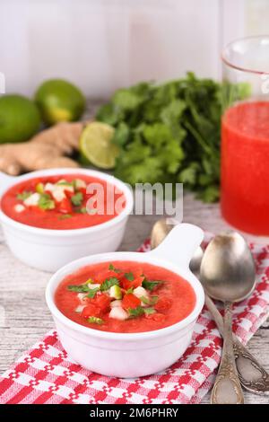 Gazpacho aux tomates pastèques dans des bols Banque D'Images