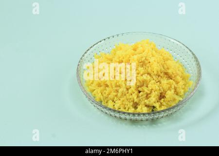 Nasi Kuning ou riz jaune sur une assiette, cuisine indonésienne typique. Fait de riz cuit avec du Turmérique, du lait de noix de coco et des épices. Copier l'espace pour le texte Banque D'Images