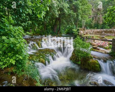 Cascades de Krk, Croatie - 06 28 2015: Longue exposition d'une cascade tranquille Banque D'Images