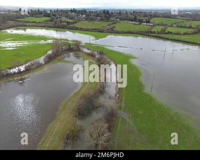 River Lugg, Lugg Meadows, Hereford, Royaume-Uni - jeudi 5th janvier 2023 - vue aérienne des inondations à travers la plaine inondable de Lugg Meadows, à côté de la rivière Meandering Lugg, juste à l'extérieur de Hereford. Cette section du Lugg fait actuellement l'objet d'une alerte aux inondations de l'Agence de l'environnement et les prévisions sont pour plus de pluie localement. Photo Steven May / Alamy Live News Banque D'Images