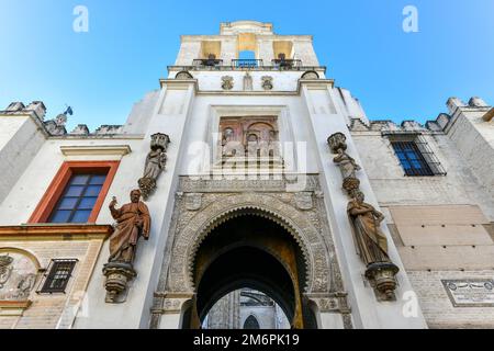 Vue panoramique sur le portail el Perdon ou la porte du pardon de la cathédrale de Séville Banque D'Images