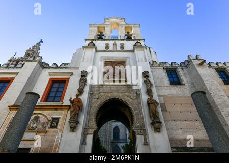 Vue panoramique sur le portail el Perdon ou la porte du pardon de la cathédrale de Séville Banque D'Images