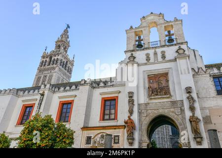 Vue panoramique sur le portail el Perdon ou la porte du pardon de la cathédrale de Séville Banque D'Images