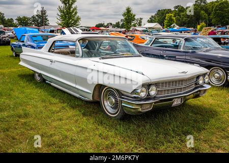 Iola, WI - 07 juillet 2022 : vue de face d'un coupé DeVille Cabriolet 1962 de Cadillac lors d'un salon automobile local. Banque D'Images