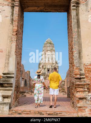 Ayutthaya, Thaïlande à Wat Ratchaburana, couple hommes et femmes avec un chapeau en visite à Ayyuthaya Thaïlande Banque D'Images