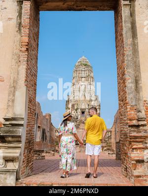 Ayutthaya, Thaïlande à Wat Ratchaburana, couple hommes et femmes avec un chapeau en visite à Ayyuthaya Thaïlande Banque D'Images