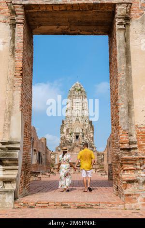 Ayutthaya, Thaïlande à Wat Ratchaburana, couple hommes et femmes avec un chapeau en visite à Ayyuthaya Thaïlande Banque D'Images