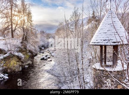 Braemar Ecosse en regardant Clunie eau depuis le pont avec les berges de rivière couvertes de neige en hiver Banque D'Images