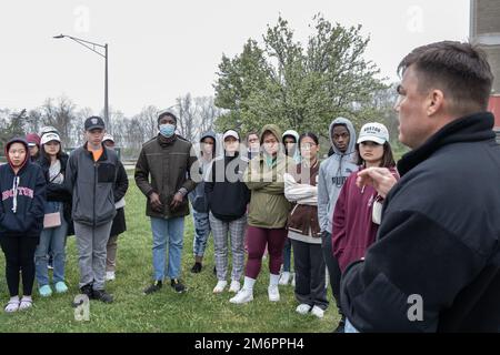 L’Adjudant-chef 4 Jeremy Pplior, directeur du département de formation technique, s’entretient avec des étudiants du corps d’instruction des officiers de réserve juniors de l’Armée de terre (JROTC) de Buffalo (New York), lors d’une visite sur place au Commandement de l’instruction des officiers Newport (OTCN), Rhode Island (4 mai). OCS développe moralement, mentalement et physiquement les civils et les marins de la flotte en officiers nouvellement commissionnés et les imprègne avec les idéaux les plus élevés d'honneur, de courage et d'engagement pour préparer les diplômés au service de la flotte en tant qu'officiers de la marine. Banque D'Images