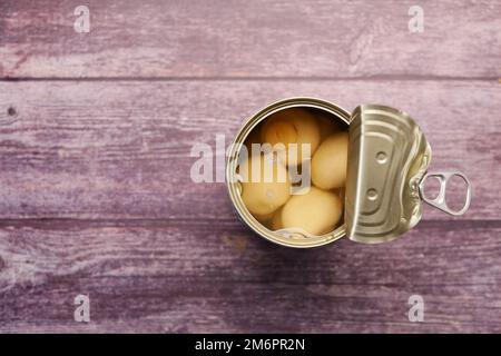 Champignons en conserve soufflez sur fond blanc Banque D'Images