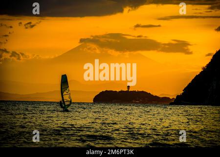 Mont Fuji et Enoshima et silhouette de yacht (côte de Zushi) Banque D'Images