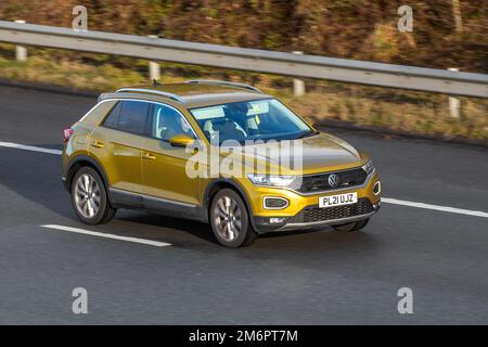 2021 jaune VW VOLKSWAGEN T-ROC RSI EVO S-A DSG 1498cc 7 vitesses semi-automatique ; sur l'autoroute M61, Royaume-Uni Banque D'Images