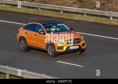 2015 (54) Orange MERCEDES BENZ GLE 350 D 4MATIC AMG LINE PREMIUM PLUS ; sur l'autoroute M61, Royaume-Uni Banque D'Images