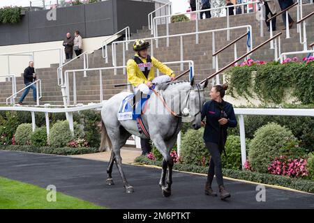 Ascot, Berkshire, Royaume-Uni. 30th septembre 2022. Le cheval-boule jumpé par le jockey Hollie Doyle est arrivé deuxième dans les enjeux de handicap LondonMetric à l'hippodrome d'Ascot. Crédit : Maureen McLean/Alay Banque D'Images