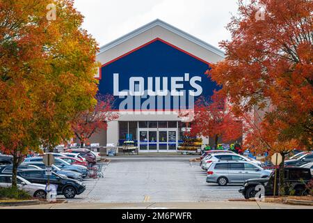 Le magasin d'aménagement intérieur de Lowe avec feuillage d'automne coloré à Snellville (Metro Atlanta), Géorgie. (ÉTATS-UNIS) Banque D'Images