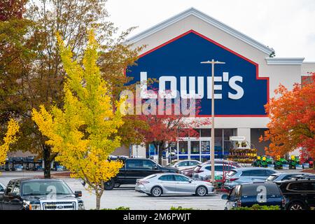 Le magasin d'aménagement intérieur de Lowe avec feuillage d'automne coloré à Snellville (Metro Atlanta), Géorgie. (ÉTATS-UNIS) Banque D'Images