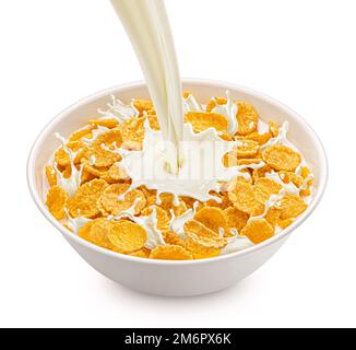 Flocons de maïs avec éclaboussures de lait isolées sur fond blanc Banque D'Images