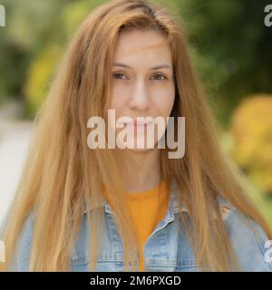 Portrait d'une femme aux cheveux justes avec les yeux de bob. Femme blonde souriante en plein air portrait. Mise au point sélective. Banque D'Images